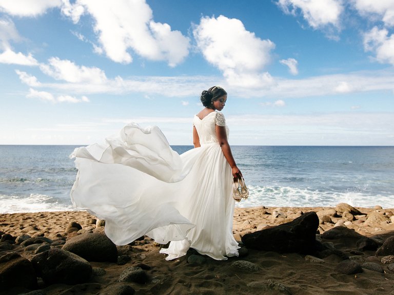 Check out these fashion tips for your destination wedding: knot.ly/6019BhVT3