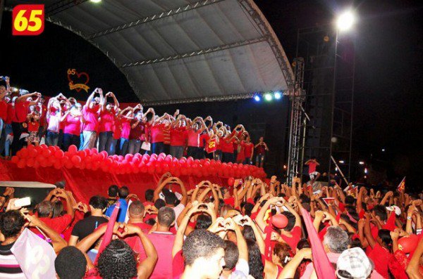 PCdoBMaranhao's tweet photo. Edson do Totonho realiza grande comício 65 em São Domingos >>https://t.co/xnlE8iJQou #VemPro65 https://t.co/w3CWADOy0E