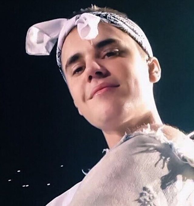 mza1222's tweet photo. He's the reason why i smile everyday #EMABiggestFansJustinBieber #justincomeback @justinbieber https://t.co/adT2UDWH70