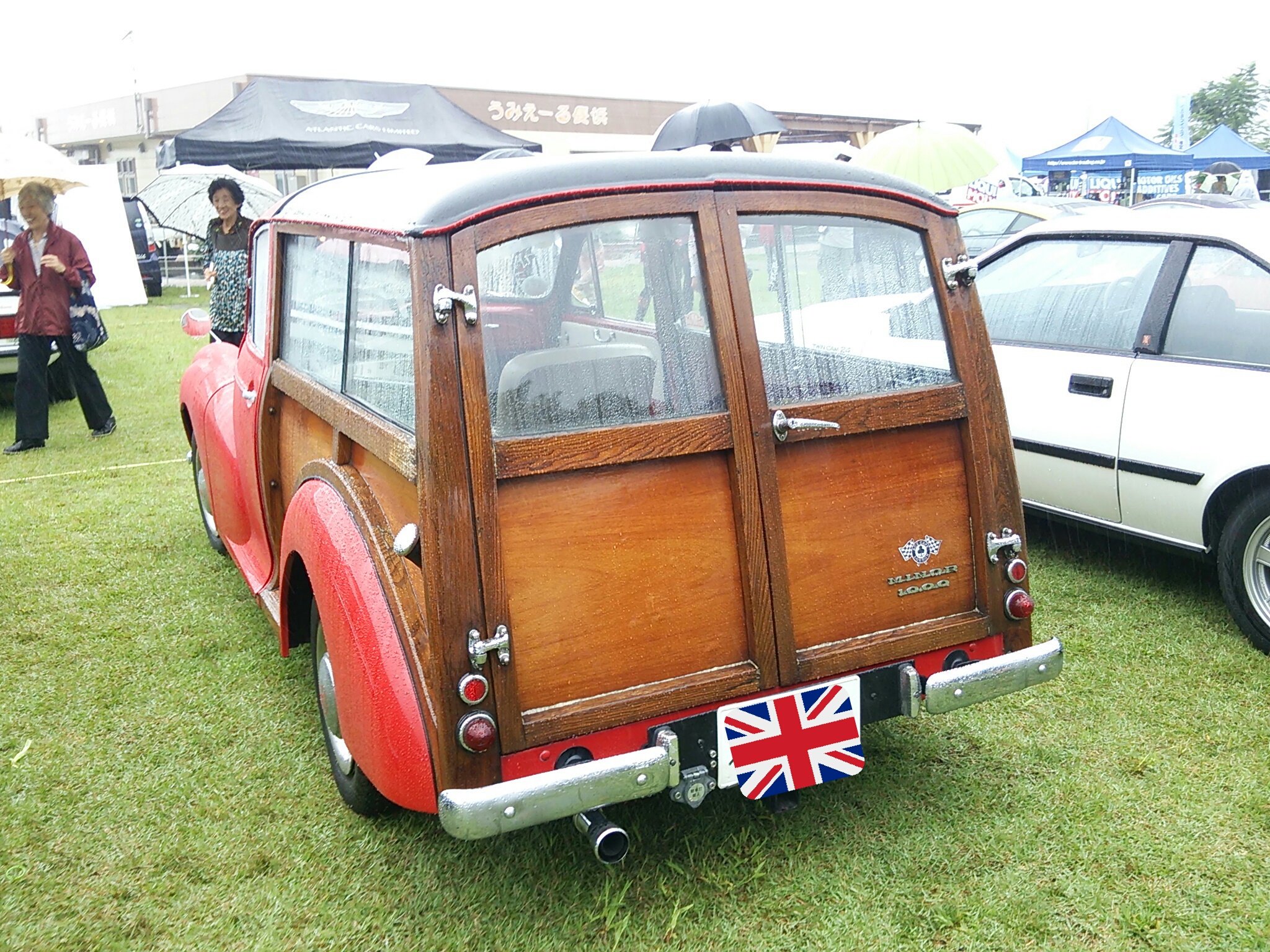 岡部澄夫 モーリス マイナー トラベラー 1959年式 イギリスのベストセラー大衆車のワゴンモデル ミニのトラベラーより上級だからかリアセクションが全部木製パネル カーゴスペースはフルフラットで木製レールまで 熱海ヒストリカgp16 T Co