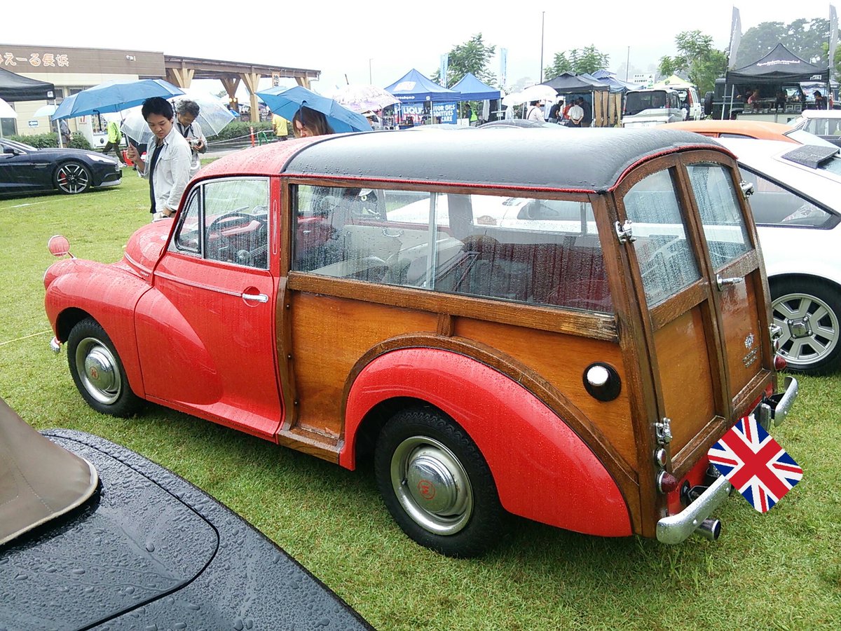 岡部澄夫 Twitterissa モーリス マイナー トラベラー 1959年式 イギリスのベストセラー大衆車のワゴンモデル ミニのトラベラーより上級だからかリアセクションが全部木製パネル カーゴスペースはフルフラットで木製レールまで 熱海ヒストリカgp16