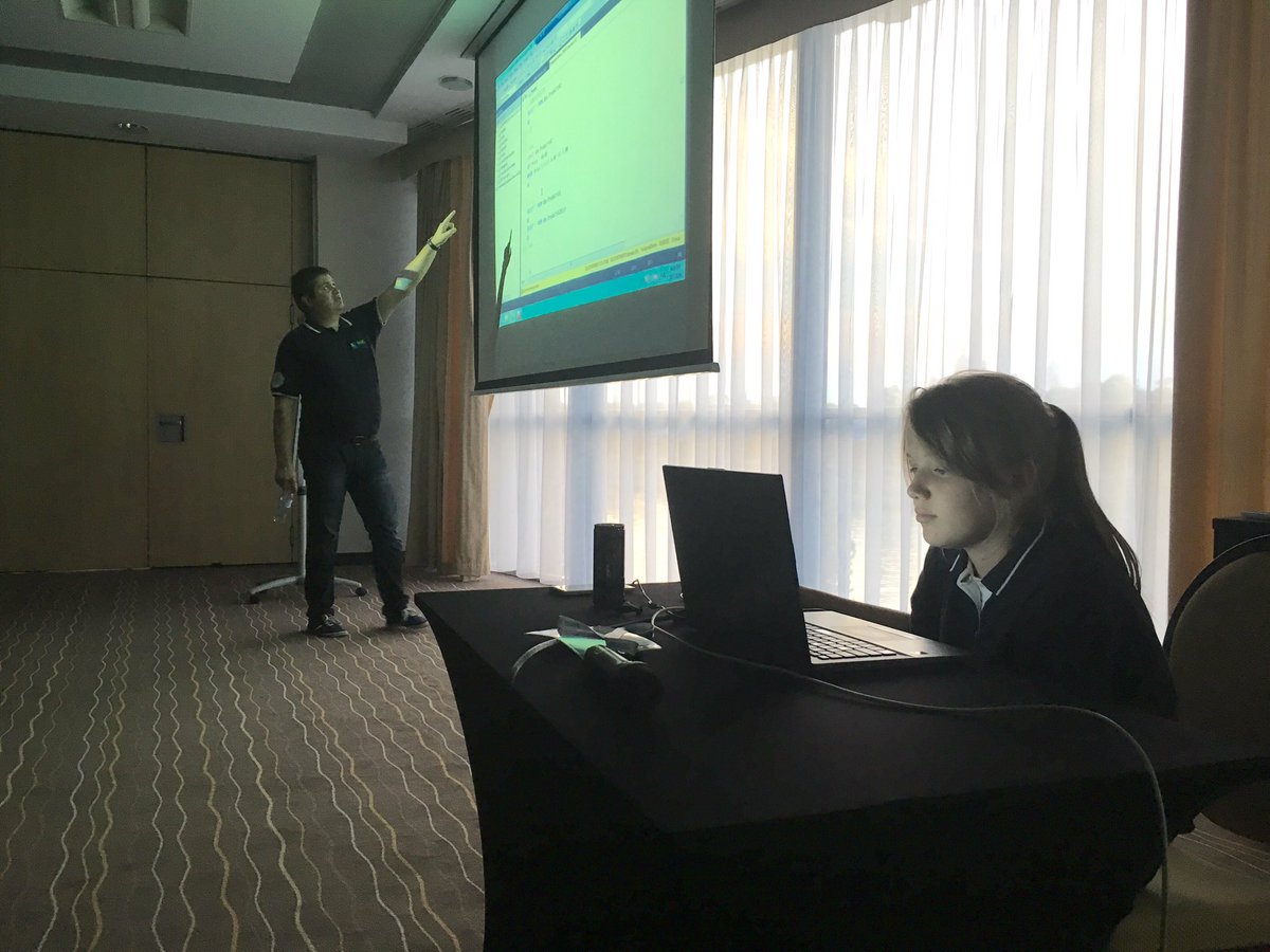 Ostatni blok podczas #SqlSatPoland w #Krakow. <a href="/DamianWidera/">Damian Widera</a> wraz ze swoim młodszym pomocnikiem :O <a href="/sqlsat/">SQLSaturday</a>