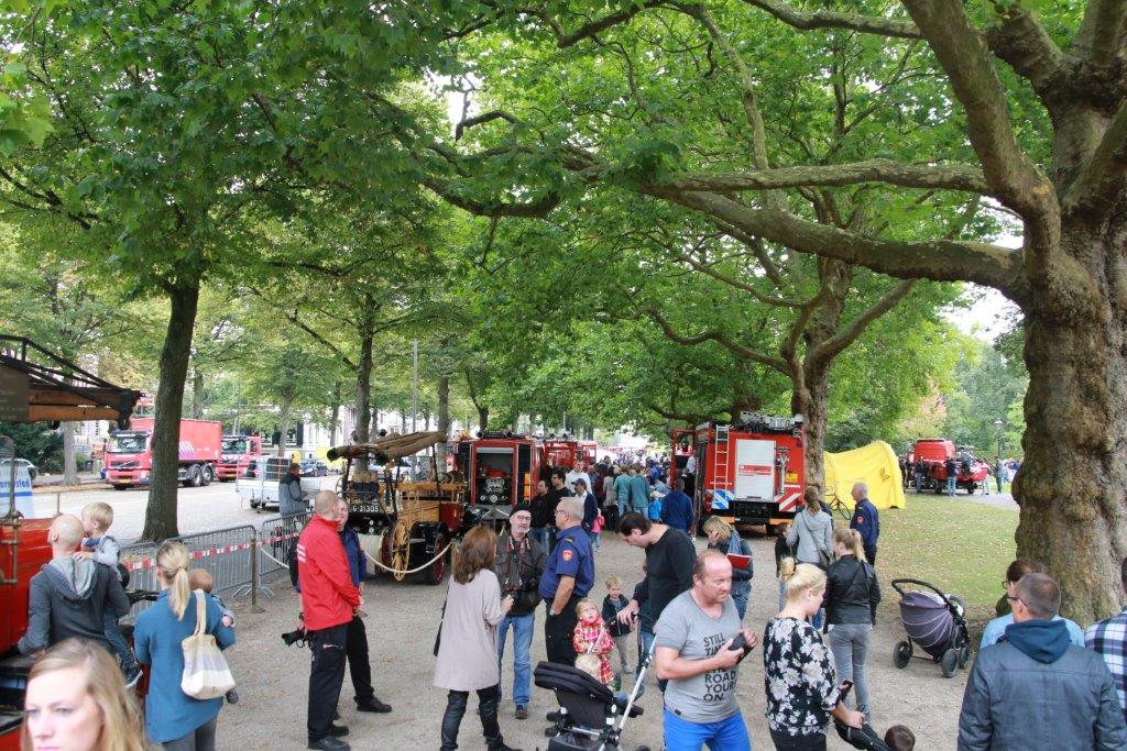 Veel bezoekers bij open dag brandweer op de Dreef.
bit.ly/2cTkfgA