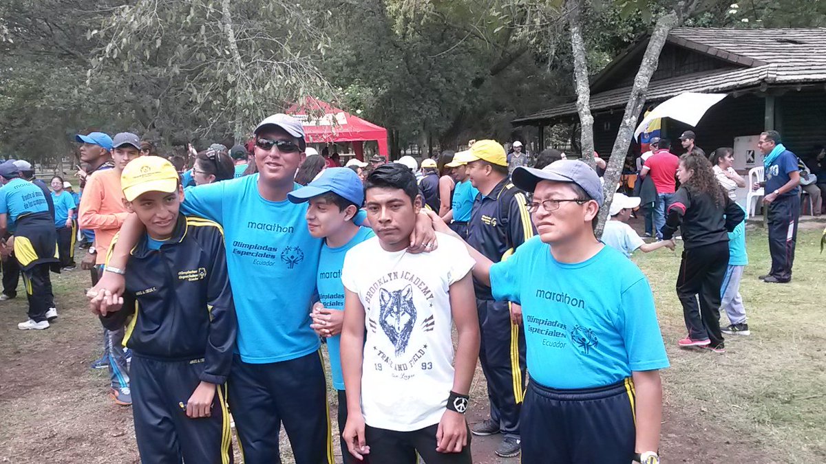 OE_ECUADOR's tweet photo. Viviendo un mundo unificado,los atletas viviendo un #FelizSabado con voluntarios de #Americano #Englin #Einstein #Becquerel #LiceodelValle https://t.co/RHjk8FMONL