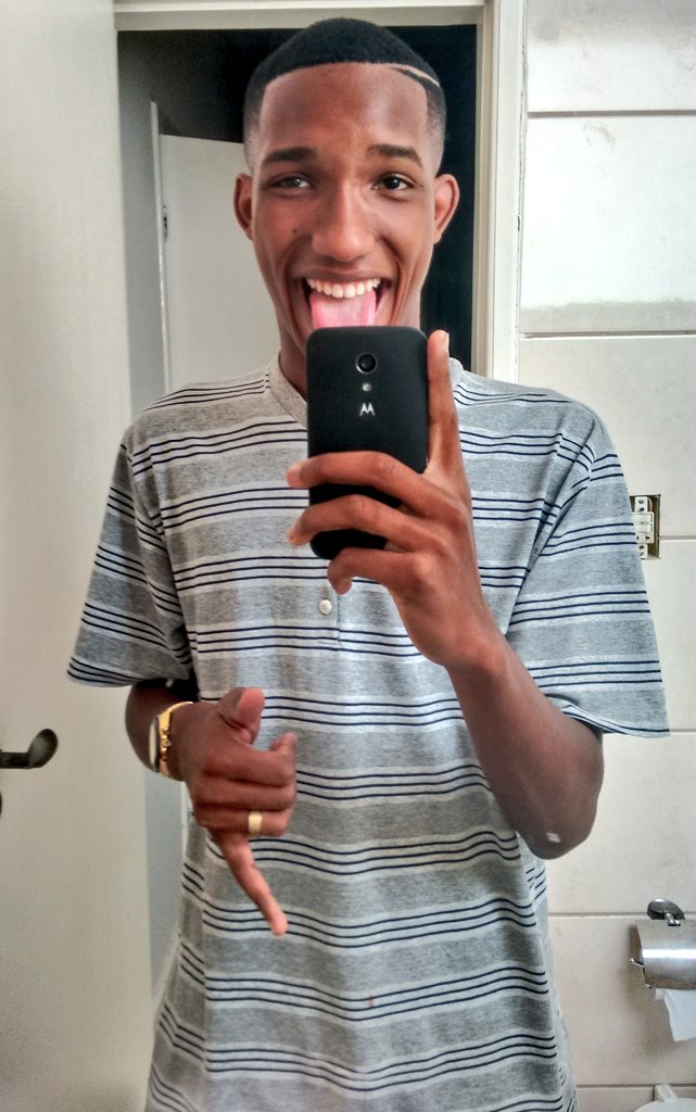 LucaasGeermano's tweet photo. Resolver umas parada agr e desenrolar as treta porque maixxx tarde tem rolezim..
#Fuiii
#Beijoos 😘 https://t.co/lT8tisxPlB