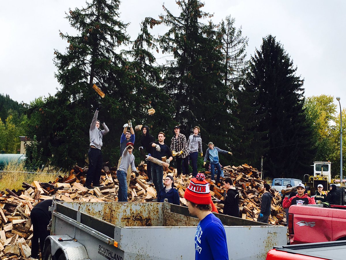 CV_Thundercats's tweet photo. It's a #TCats WOOD DAY! The boys are out to help the Rotary Club with their annual firewood sale. Oh and we play Kimberley tonight! #KIJHL https://t.co/sYl3nNebiy