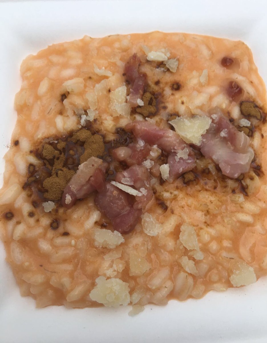 cdechef's tweet photo. Riso di @rikyroncaia con peperoni, pancetta affumicata e liquirizia a #BottiglieAperte by @chefPiri (anche domani e lunedì) https://t.co/GNNF6rE81K