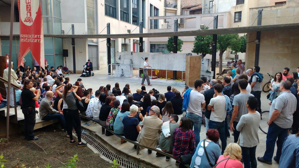 Festival_TNT's tweet photo. Tot a punt per #Idea de #rectanglenegre amb la Plaça Torre del Palau a vessar!! #FestivalTNT2016 #Terrassa https://t.co/YKjK9dRcCI