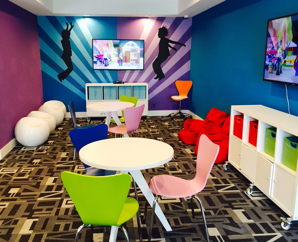 ConservamomE's tweet image. Super fun kids game room at the B Resort &amp;amp; Spa. The kids are loving it here! #bresortandspa #FallinOrlando #loveOrlando @VisitOrlando