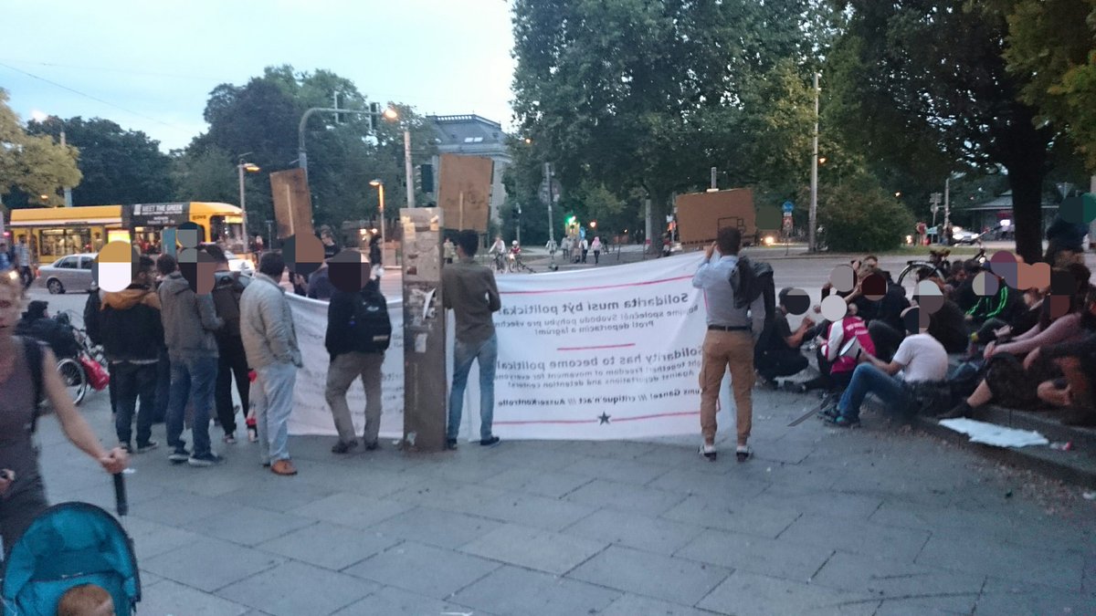 K_Rawall's tweet photo. Kleine Soliaktion aufgrund der Bombardierung #Syrien auf dem Albertplatz.
#Action4Syria #DD0210 #3oct
https://t.co/hgS8fyWteB https://t.co/irMalquDo4