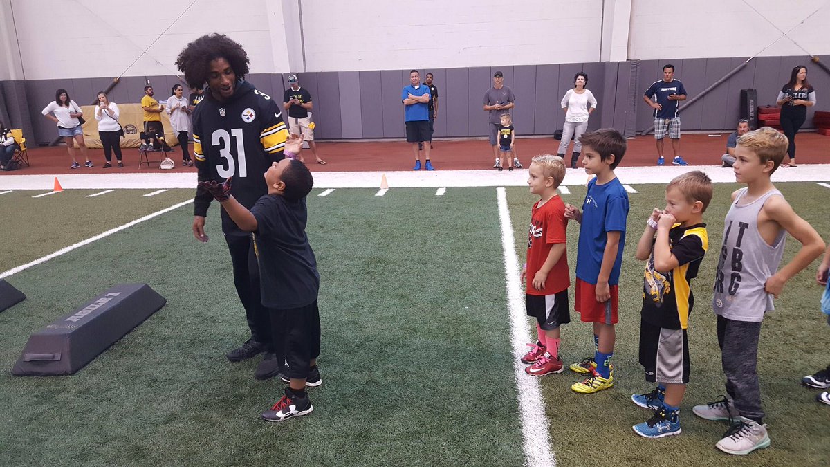 #YouthFBClinic to help <a href="/DICKS/">DICK'S Sporting Goods</a> Foundation today! <a href="/dabody52/">Arthur Moats</a> <a href="/Toussaint_Mr28/">Fitzgerald Toussaint</a> <a href="/RamonFoster/">Ramon Foster</a> Ross Cockrell &amp; Landry Jones