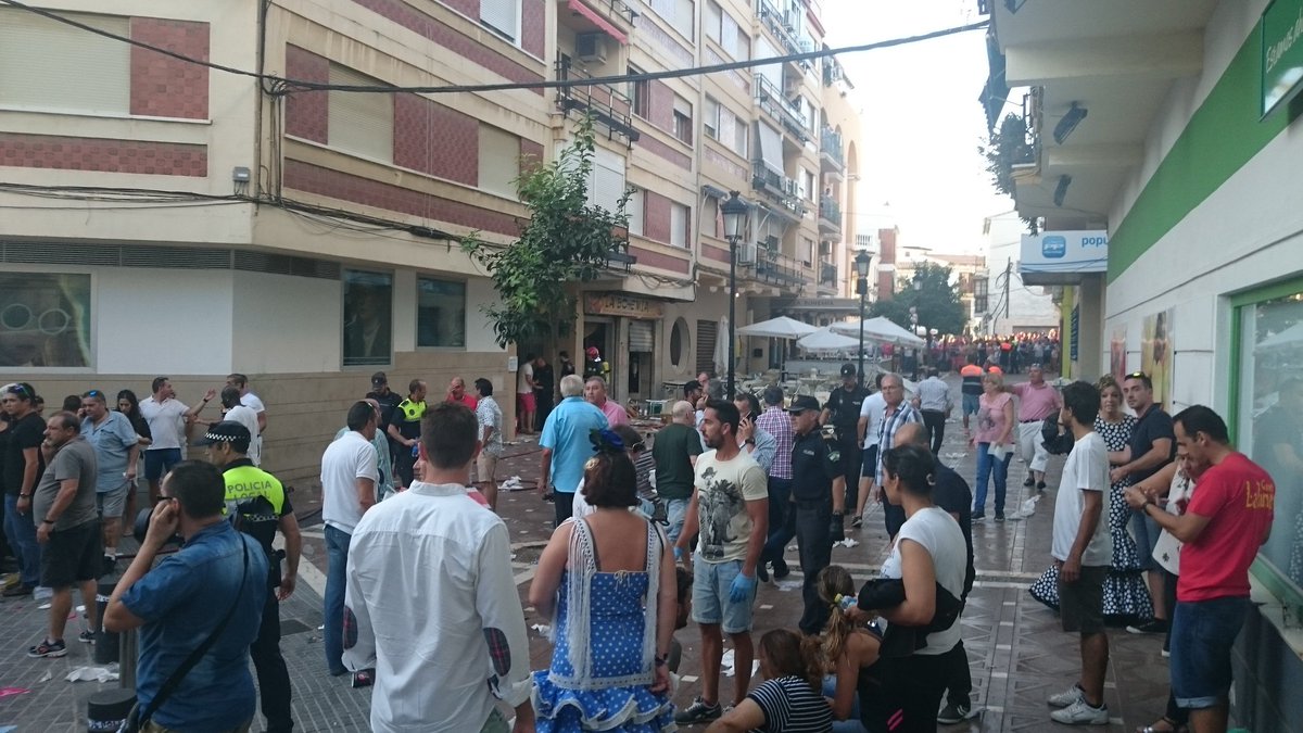 rafaelryuste's tweet photo. Más de una decena de heridos, cifra oficial por el momento tras explotar una bombona en #VélezMálaga en una de las zonas más concurridas https://t.co/ElZi5xMA53