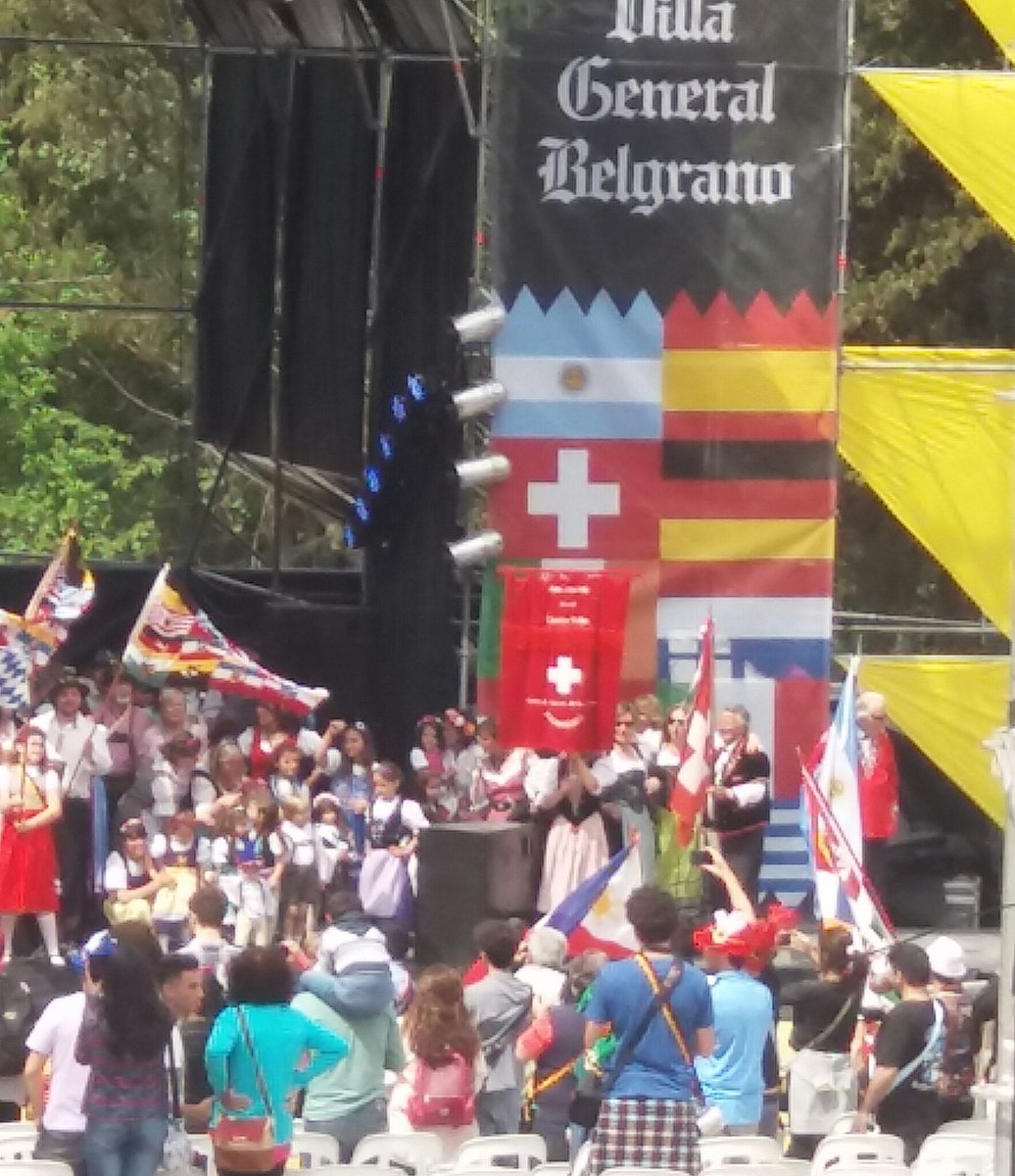 suvanoni's tweet photo. Aguanten los suisos llevando los cencerros 👍👍#VGBDeFiesta #OktoberfestArgentina #PrimerDesfile https://t.co/grNqCr8htm