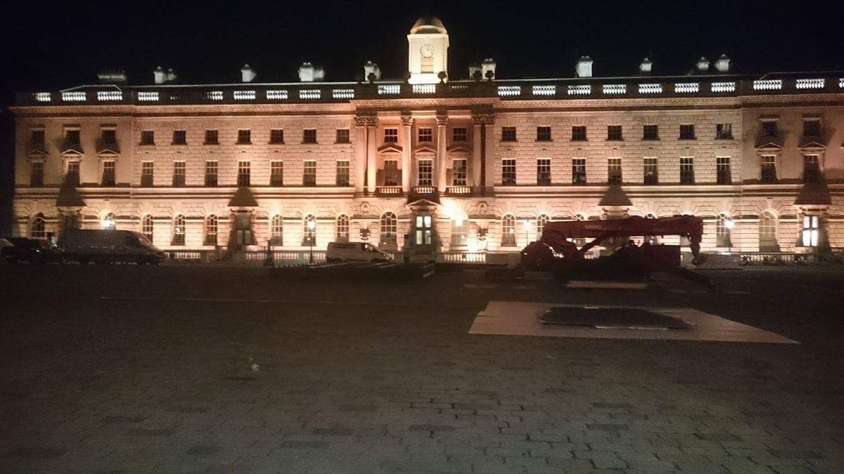 PlantforceLeeds's tweet photo. #Somersethouse erecting a sculpture in central London https://t.co/fJJxZH0EYn