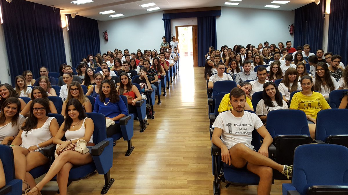 UExDivulga's tweet photo. Gracias a estudiantes @infouex  por su gran implicación y trabajo en la Noche Europea de los Investigadores #ERN16 @CEstudiantesUEx https://t.co/Gtj3LV7HB6
