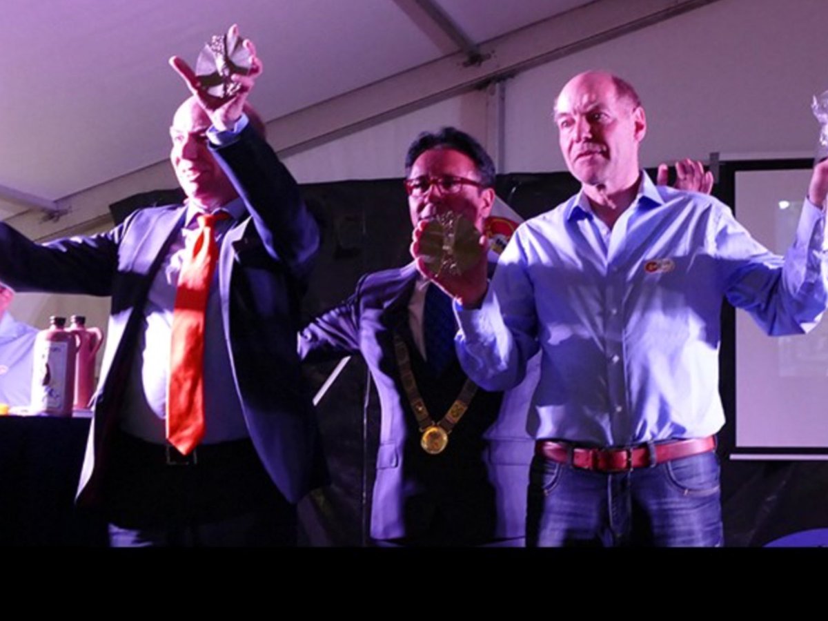 De broers Hans en Wim Anker droegen de gemeentelijke erepenning op aan alle vrijwilligers uit Akkrum-Nes! <a href="/Heerenveen/">Gemeente Heerenveen</a> #akkrum