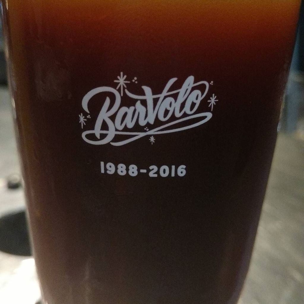 TOBoozeHound's tweet photo. #lastdaysofvolo @bar_volo #craftbeer took 2 hours to get our 1st beer but we made it! https://t.co/MH0uelKsXK