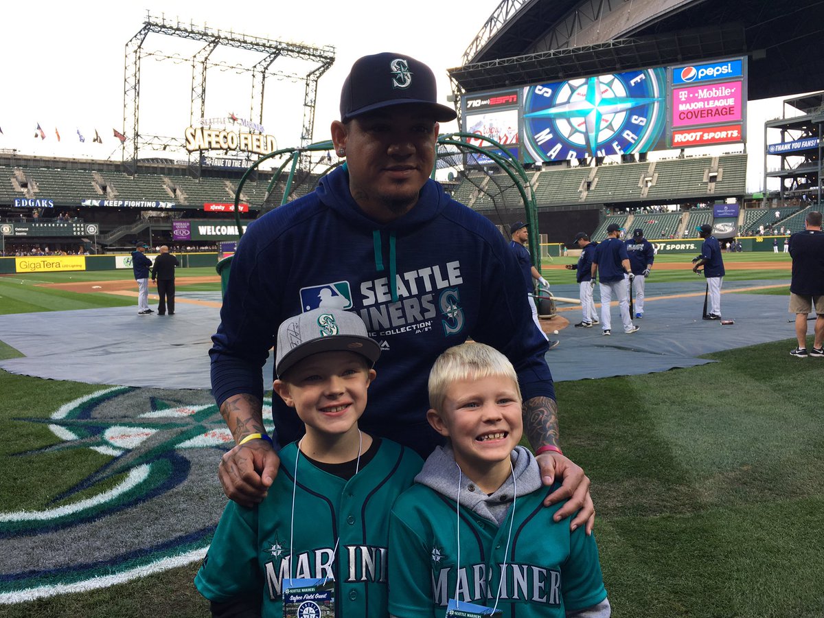 gregm1976's tweet photo. #whereiroot Loving King Felix's love of the kids. https://t.co/rKhGL7aOYi