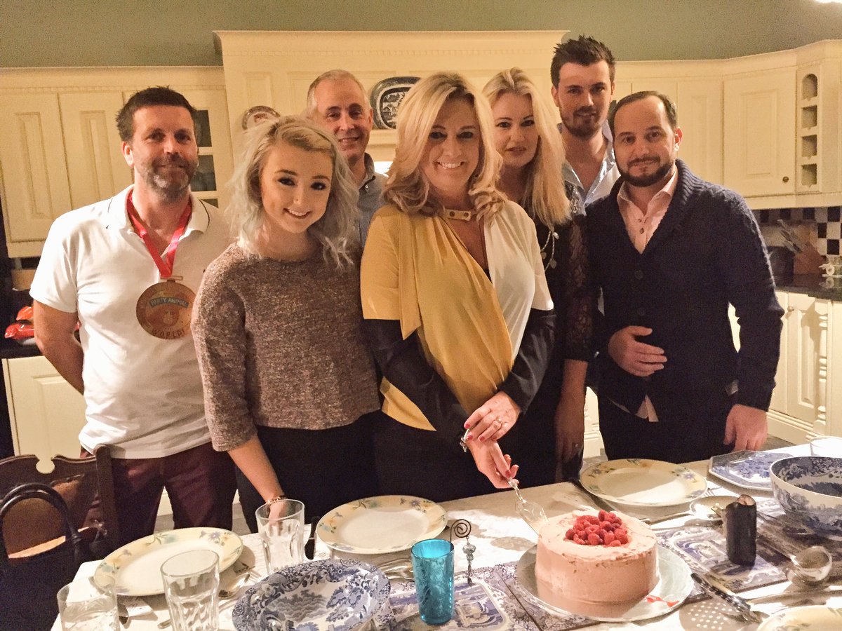 Family about to tuck into the #MacmillanCoffeeMorning Cheesecake I bought from tactical auctioneer <a href="/KyleSavageNI/">Kyle Savage</a> #Waringstown <a href="/MacmillanNI/">Elfreda Macmillan 🚉</a>