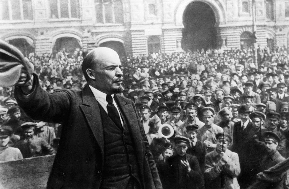 sovietvisuals's tweet photo. Lenin speaks to a crowd of soldiers and civilians. This is of course, 1919, not 1927. Thanks for spotting! https://t.co/VfZMxxRqJ9