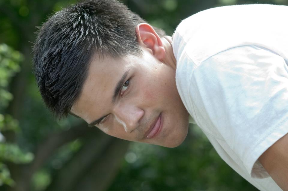 TLautner_FR's tweet photo. #TaylorLautner #IdentiteSecrete #abduction https://t.co/Oy5EhRaOn2