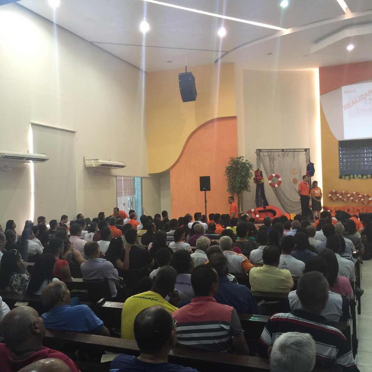PrC_Augusto's tweet photo. @Pr_JadsonRocha apresenta as #5MetasUNeB aos Líderes de Esperança da @iasdape.
"Quem tem METAS sabe o que quer!" https://t.co/oyuJDbduXF
