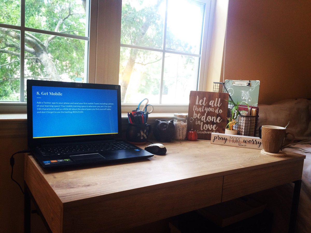 Callahan_kc7354's tweet photo. This is my study place! I study the best at my little desk in my room. 😊 #EDU3100 https://t.co/A4PwLFuZrV