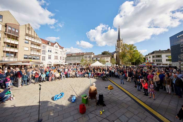 An diesem verkaufsoffenen Sonntag findet das Gütersloher Straßenkünstlerfestival „Straßenfiffi” statt. owl-journal.de/02-10-2016-int…