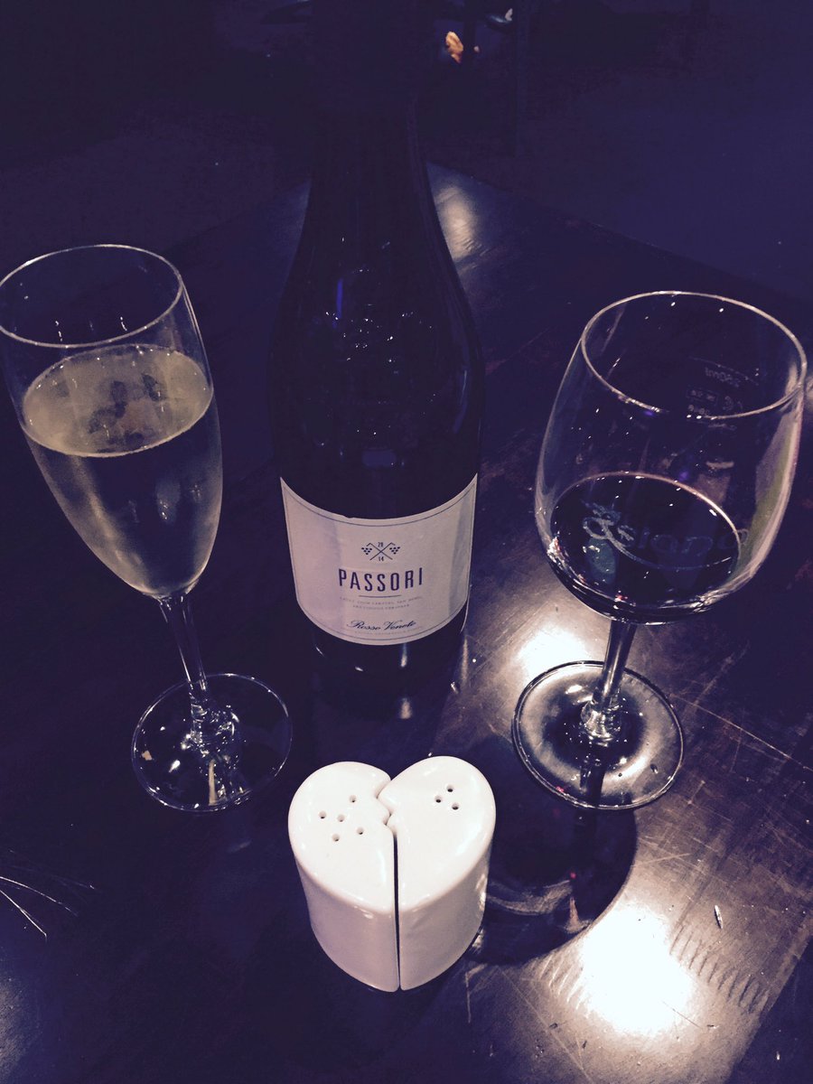 lis_walker's tweet image. #datenight #agirllovesbubbles 😍🍷