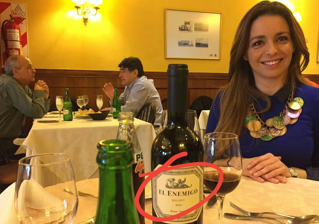 Comiendo en Río Gallegos. Atrás Zannini y el esposo de Abbona. Uno golpea la ética, otro a periodistas. El vino, pura casualidad #Chaubotin