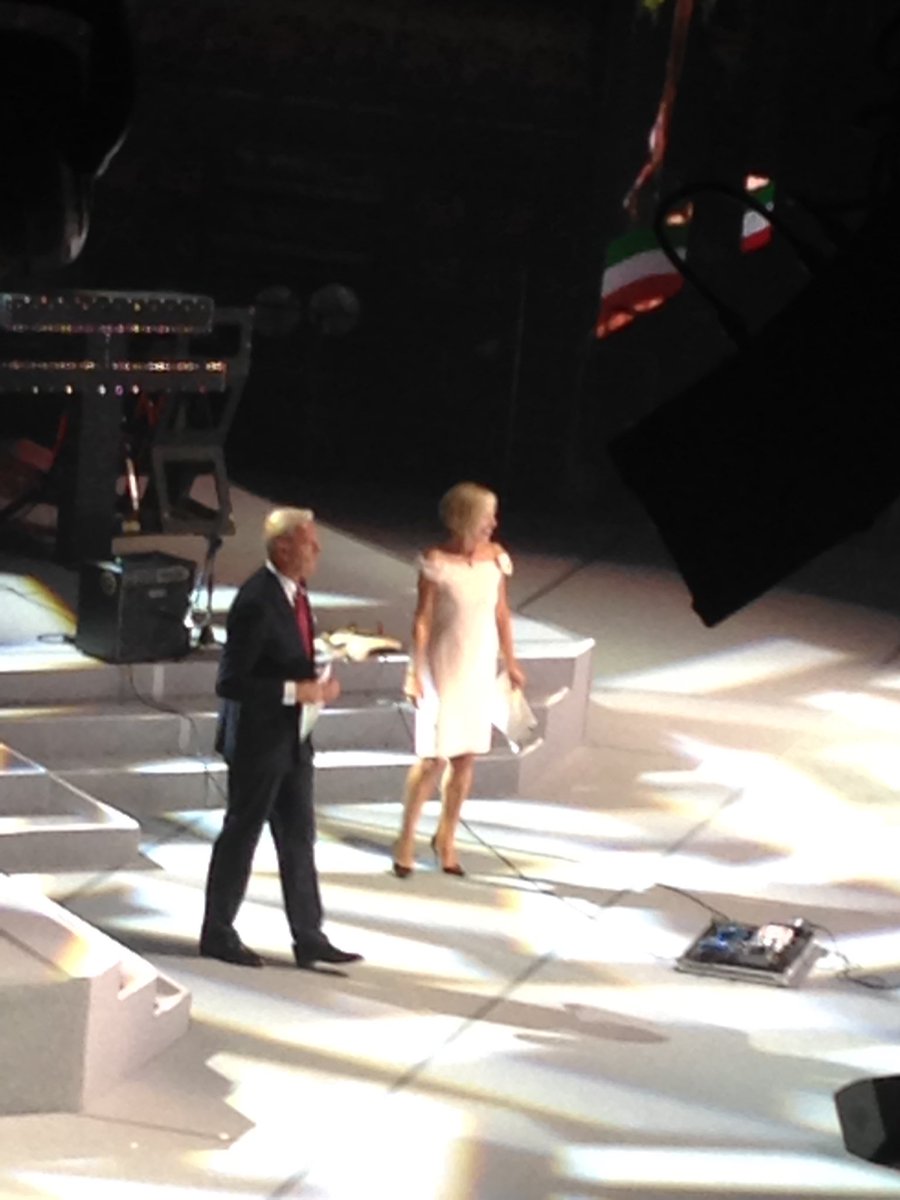casazucchini's tweet photo. Bravo @enricobertolino 👏🏼👏🏼👏🏼👏🏼 molto divertente 
#mariaconcettamattei https://t.co/cNPdWuIOYk