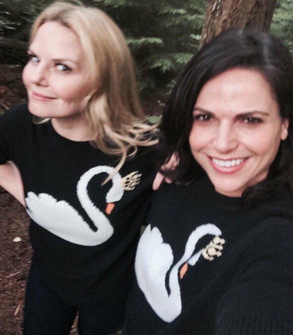 sqawards's tweet photo. Happy #SwanQueen sweater anniversary!!! #SwenSweaterversary @nathanvarni https://t.co/PwI9hVMHFZ
