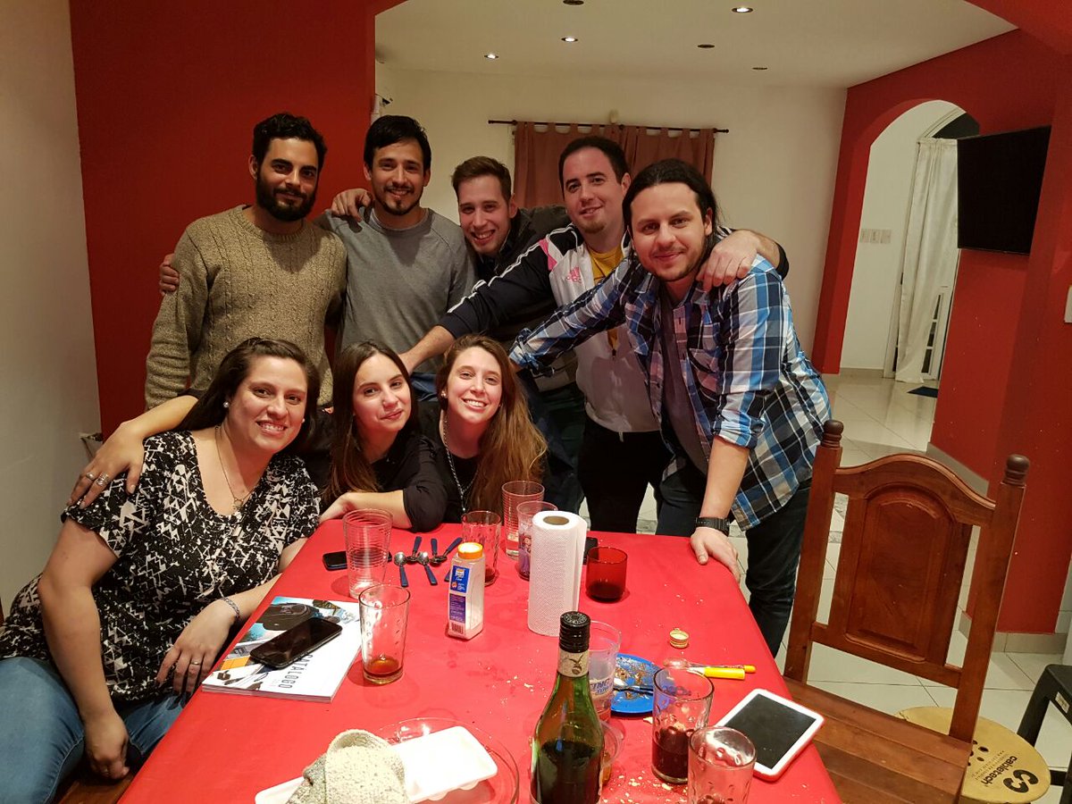 maigv64's tweet photo. Seguimos siendo jóvenes. #Egresados2002 buena juntada! https://t.co/l34JKDBNKH