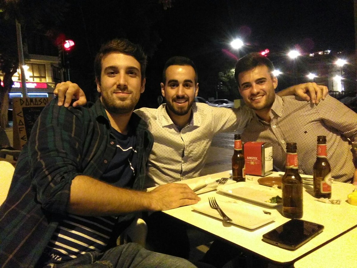 Galería | El capitán de <a href="/ToposcfOficial/">Topos Del Pont C.F.</a> con los goleadores del partido. "Un placer jugar a su lado, que grandes"