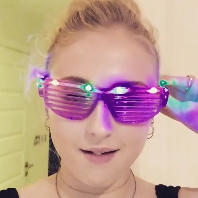 Can you believe Sophie Turner invented being cute and sexy at the same time ? ❤