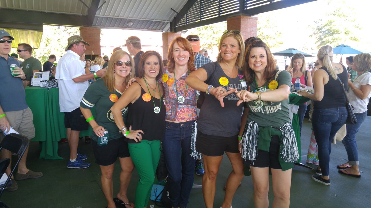 49erAlumni's tweet image. Chi Omega reunited in the #49erAlumni tailgate