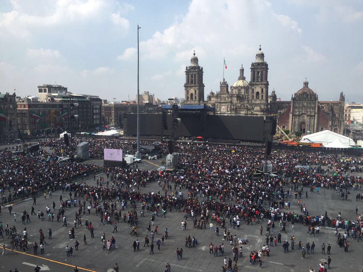 ManceraMiguelMX's tweet photo. Así luce el #Zócalo horas antes del concierto de @rogerwaters #RogerWatersEnElZócalo #mm https://t.co/dtv7IBWdZh