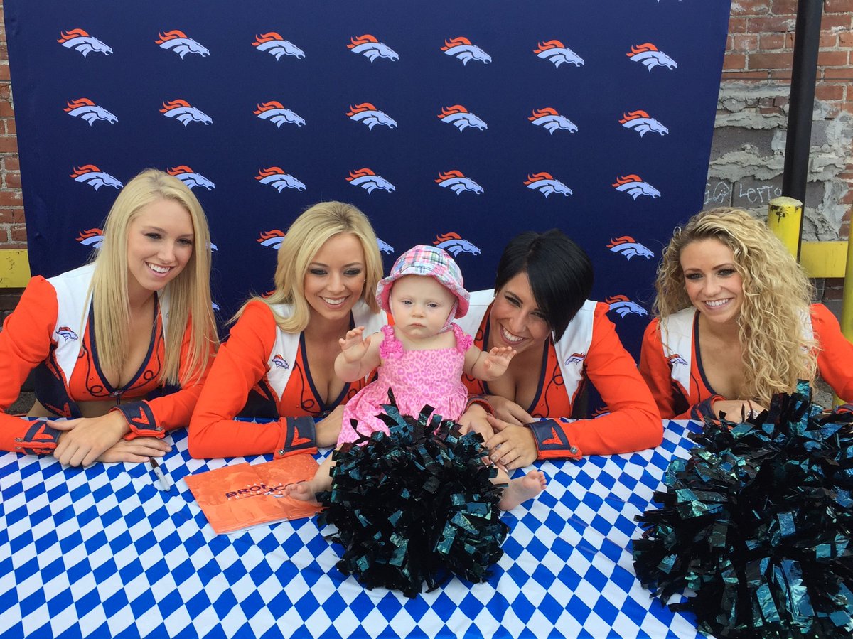 AdamJanikUF's tweet image. @DBC_AlexM @DBC_Marissa @DBC_Brielle &amp;amp; @DBC_ToniG  are at Oktoberfest! #signherup #futureDBC