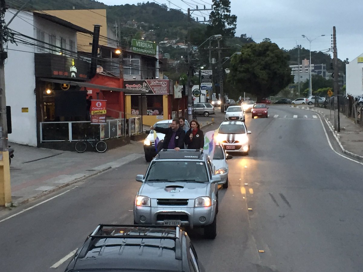 angela_albino's tweet photo. Nossos faróis já estão acesos na carreata do 65. Estamos nas redondezas da UFSC. #Angela65 https://t.co/em9rKeTV7m