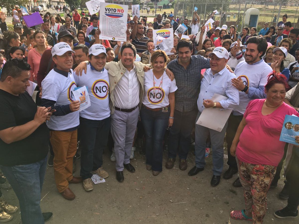 PachoSantosC's tweet photo. En las calles de Kennedy ciudadanos honestos y trabajadores dicen NO estoy de acuerdo con ese acuerdo por premios a FARC. 2 de oct #VotoNO https://t.co/zEDZdHyfjR