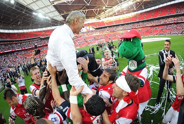 англия чемпион мира 1966. 1966 год королева елизавета кубок мира. 1967 fa cup final. похищение кубка в англии. футбол кубок 1966 чемпионат мира по футболу.