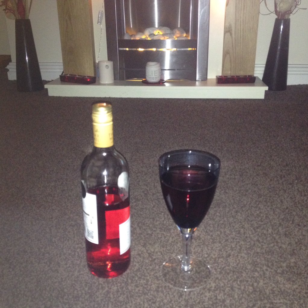 JulesMc21's tweet photo. @BenThapa82 @nashbybass 6 glasses of wine in 1 bottle?? I beg to differ. One glass not even full half the bottle gone? 6? No chance #social6 https://t.co/kpgjhxvJha