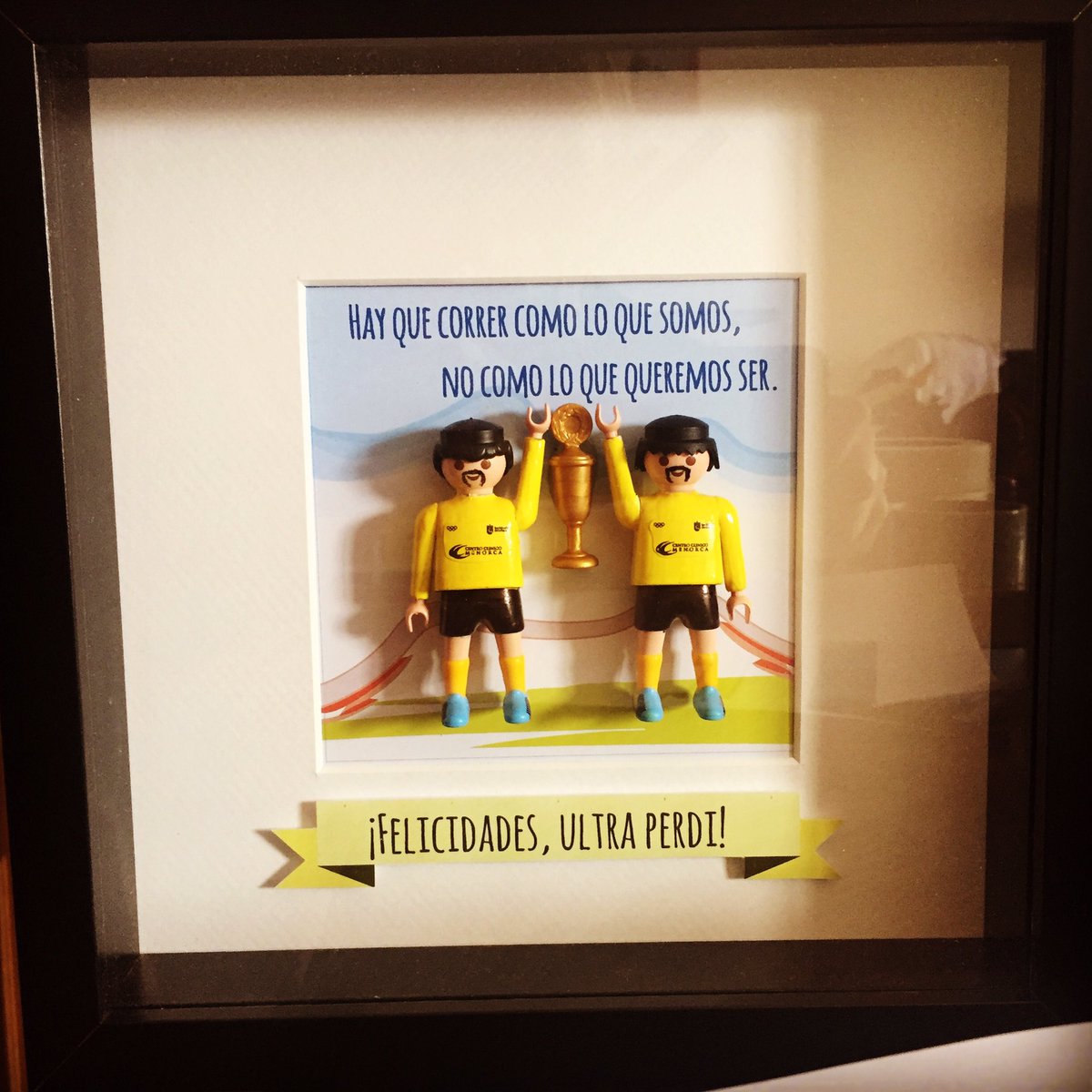 barderadas's tweet photo. Los grandes amigos se hacen regalos así de molones! #runners #trabajoenequipo #barderadas #regalosmolones #personalizados #playmobilcustom https://t.co/T68MdZ7qRR