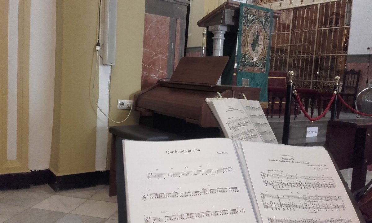 Hoy hemos estado aquí, en San Benito, para la boda de Sacri y Alberto 😊💑❤ Gracias a tod@s 🎻🎸🎸