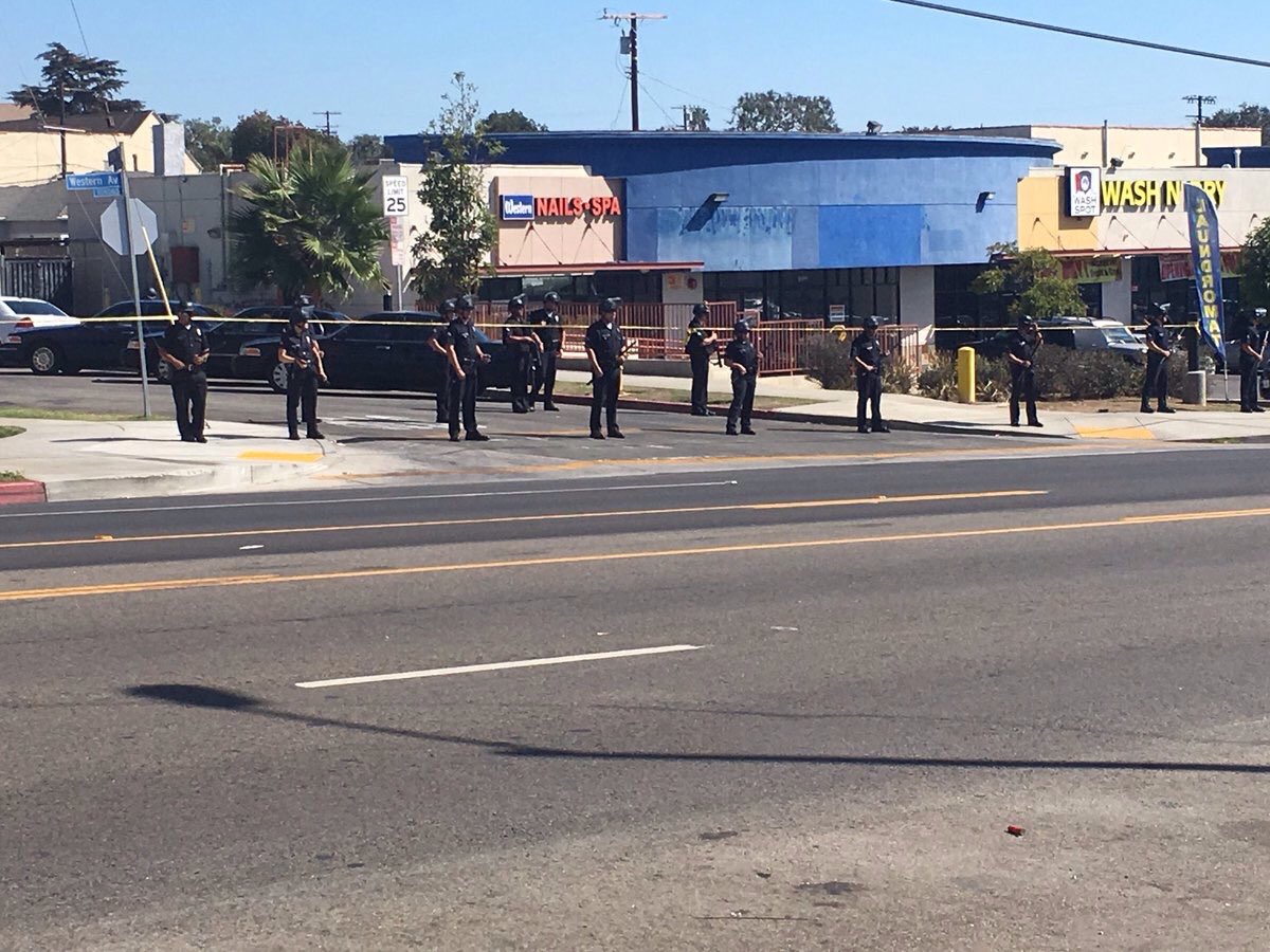 tariqnasheed's tweet photo. The LAPD just killed a Black man and wounded another, &amp; now they immediately put on riot gear. But no one is rioting https://t.co/YneAlzbv7P