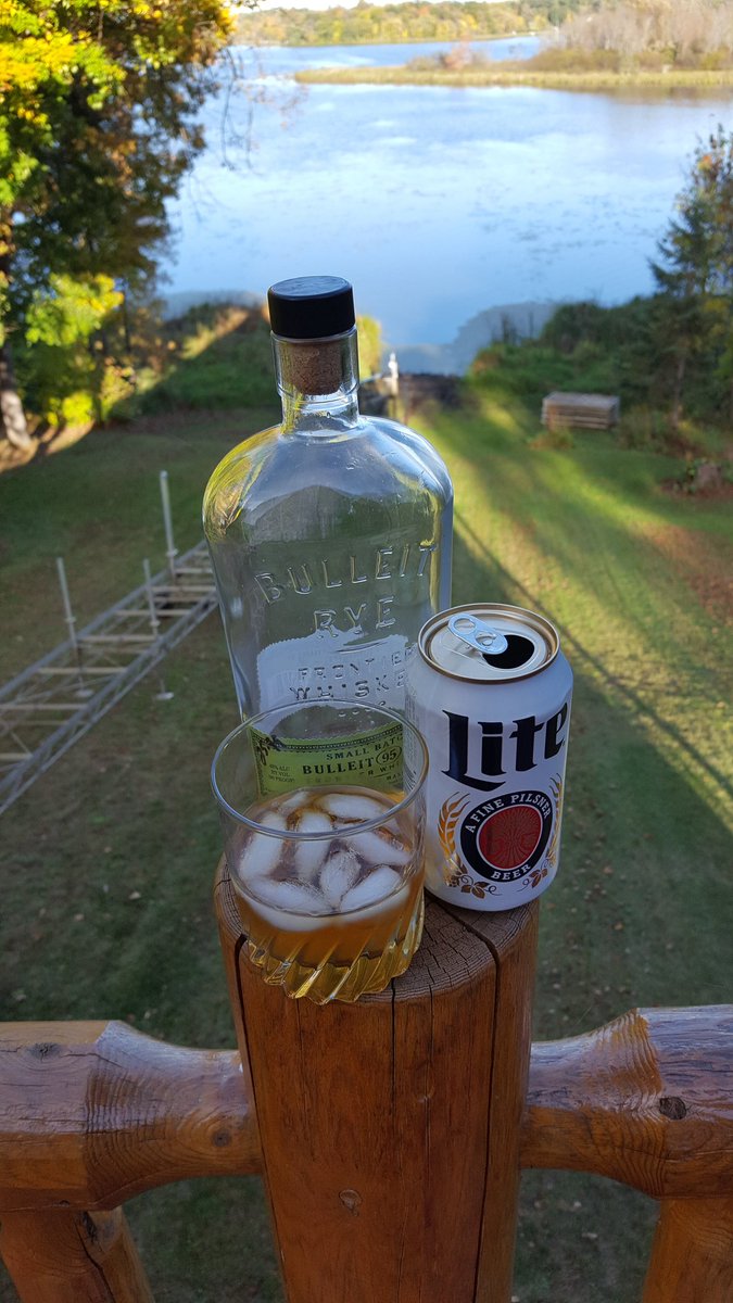 Lonnamae's tweet photo. 5 PM cocktails on the deck! #beerandabump #docksOUTweekend #elmisland https://t.co/0gGfW62hY7
