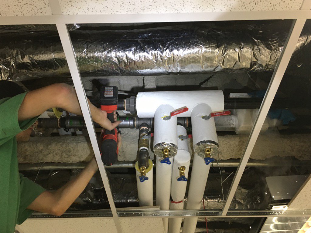 matfarrell's tweet photo. A perfect combo - fixing a leak on a commercial heating system with #pipe freezing and #Megapress #viega https://t.co/FhsDU7bfUU