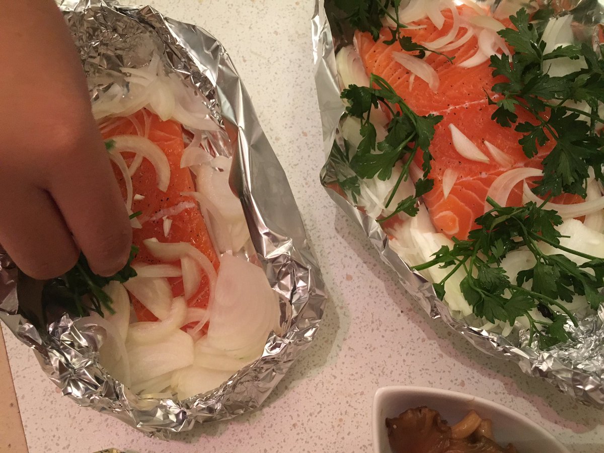 辻仁成 アルミホイルにサーモンをのせ船型にし バター 白ワイン 野菜 塩胡椒 醤油少々 オリーブオイルなどを入れたら船を餃子みたいに閉じ 予め温めていたオーブンに入れ0度で魚の大きさによるけど25分 生食用なら分かな 息子と作るジューシー