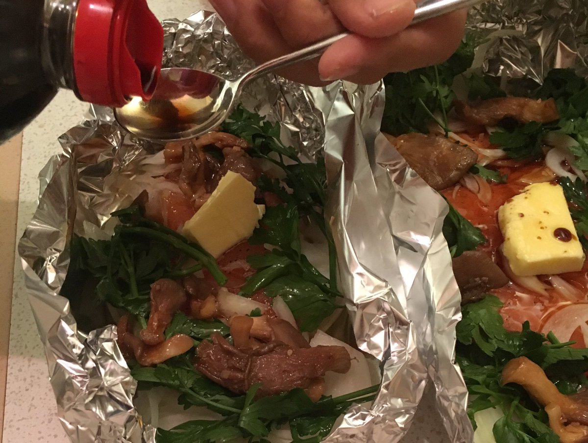 辻仁成 アルミホイルにサーモンをのせ船型にし バター 白ワイン 野菜 塩胡椒 醤油少々 オリーブオイルなどを入れたら船を餃子みたいに閉じ 予め温めていたオーブンに入れ0度で魚の大きさによるけど25分 生食用なら分かな 息子と作るジューシー