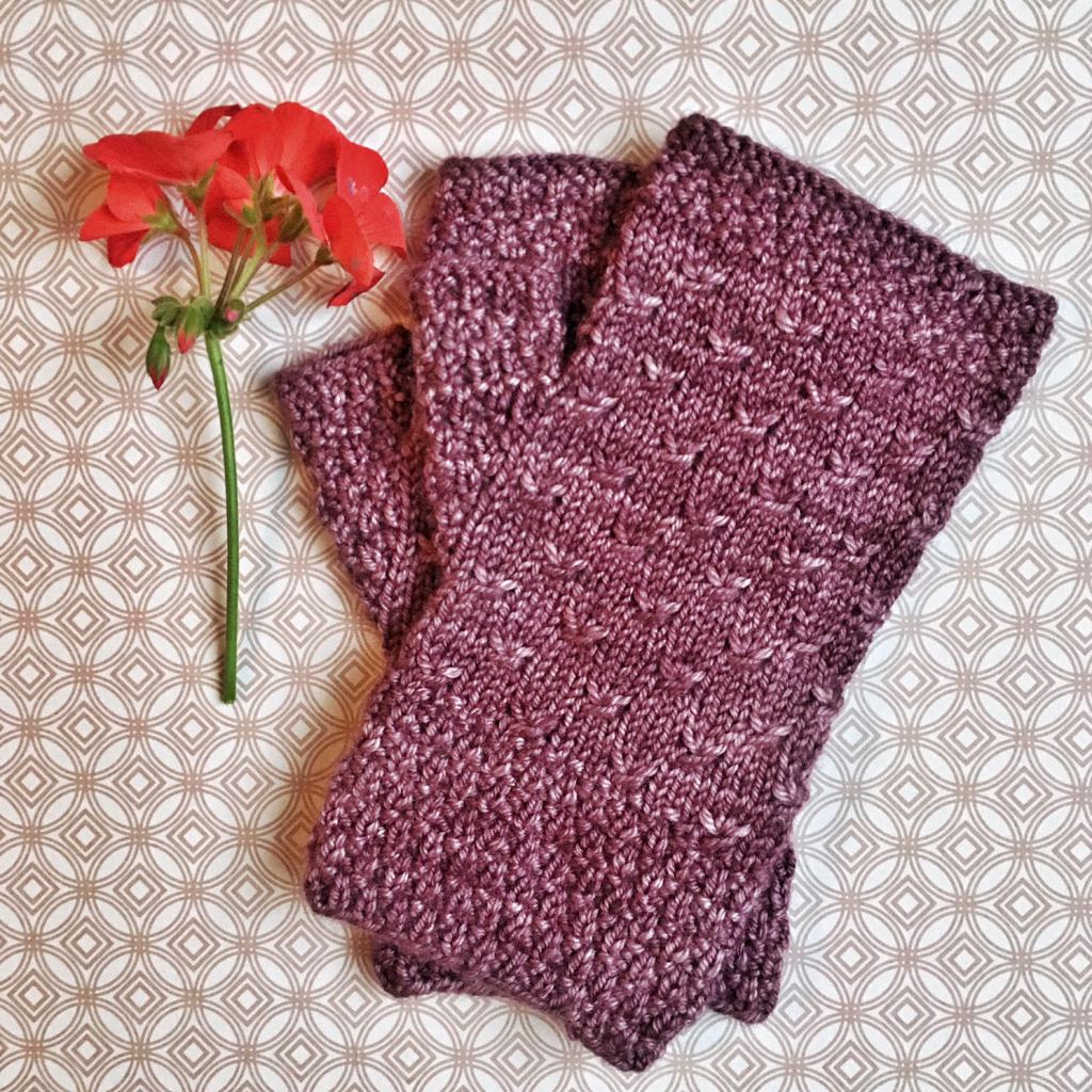 Pattern: Cortland Fingerless Mitts| Pomme florriemarie.com/2016/10/01/pat…